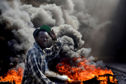 Un hombre camina por una calle en llamas, en Puerto Príncipe (Haití), en una fotografía de archivo.