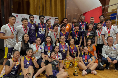 Los integrantes de los equipos de la Universidad Indoamérica con los títulos conseguidos.