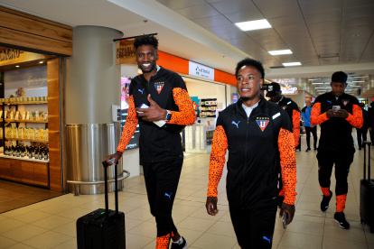 Los albos viajaron la tarde del lunes 1 de abril hacia Perú donde enfrentarán a Universitario.