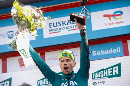 El ciclista esloveno Primoz Roglic, del equipo Bora-Hansgrohe, celebró la victoria en la primera etapa de contrarreloj.