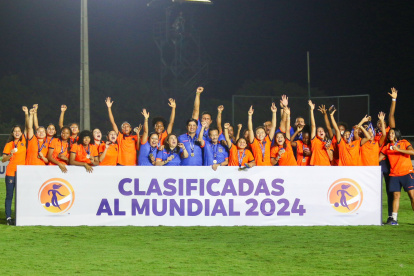Las jugadoras y cuerpo técnico de la selección sub-17 con las medallas de bronce obtenidas en el Sudamericano.
