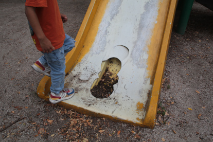 Una resbaladera con daños imposibilita que niños la utilicen. Esta estructura está ubicada en el parque El Cigarro, en Mirtos entre Ficus y Las Monjas.