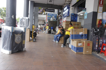 Bahía. Vendedores de almacenes de electrodomésticos ayer se desesperaron por la falta de clientes. Una escena diferente a la que hubo el fin semana, cuando aún se pagaba por el IVA el 12 %.