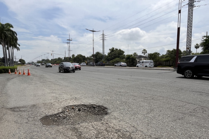 Depresiones. La calzada de la avenida Samborondón, del sentido sur-norte, es la que más fallas presenta. Los conductores deben evitar transitar sobre ellos.