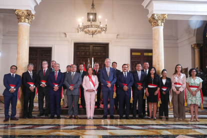 La mandataria, Dina Boluarte, mientras posa junto a los nuevos integrantes de su gabinete de ministros, este lunes en Lima (Perú).