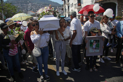 Familiares y amigos despiden a la niña Camila Gómez Ortega quien fue asesinada, en el municipio de Taxco, en Guerrero (México).