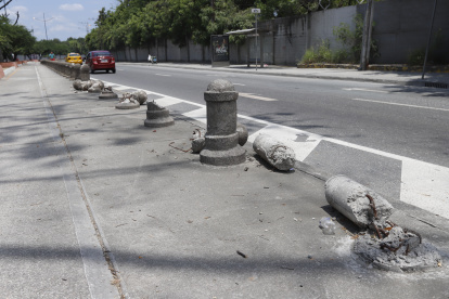 Este es el estado de los bolardos en la avenida Barcelona, en Guayaquil.