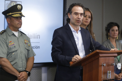 El alcalde de Medellín, Federico Gutiérrez, habla durante una rueda de prensa este lunes 1 de abril de 2024 en Medellín (Colombia).