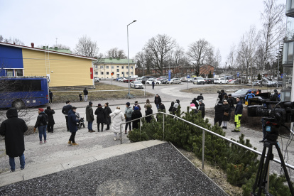 Agentes de la policía en el lugar del tiroteo en una escuela en Vantaa, Finlandia, este martes 2 de abril de 2024.