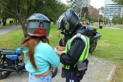 Los vehículos motorizados no deben atravesar las zonas recreativas.