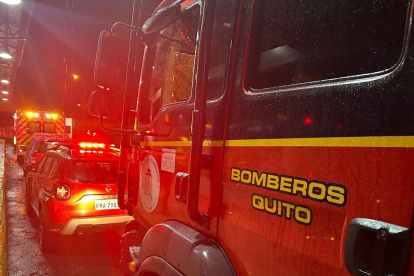 Imagen referencial. Paramédicos de los Bomberos ayudaron a un motociclista, que quedó herido en un siniestro vial.