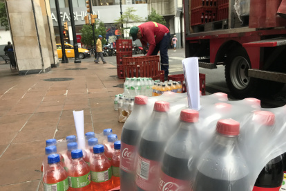 Distribución.- El martes 2 de abril de 2024 un camión entrega bebidas a locales en el centro de Guayaquil.