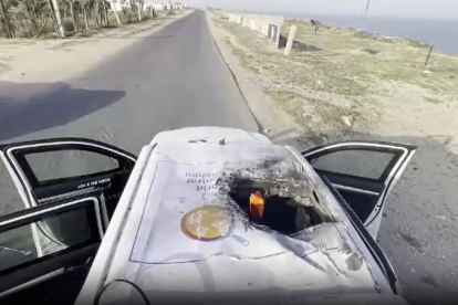 El coche de la organización humanitaria World Central Kitchen (WCK) bombardeado por las fuerzas israelíes.