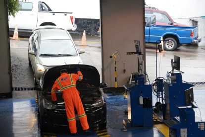 Los técnicos revisan luces, ruidos, gases, número de chasis, llantas, cinturones de seguridad.