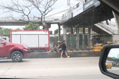 En plena avenida Quita, frente al cementerio general, los peatones cruzan en medio de la calzada.