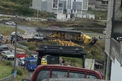 El tráiler chocó contra las barandas de seguridad, lo que provocó la caída de cientos de botellas de cerveza sobre la avenida Simón Bolívar.