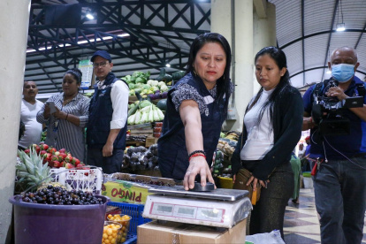 Operativo.- La autoridad se asegura de que la balanza no esté alterada, en un control realizado este martes 2 de abril de 2024.