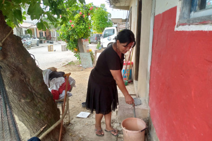 Los habitantes de las cinco localidades han empezado a abastecerse de agua.