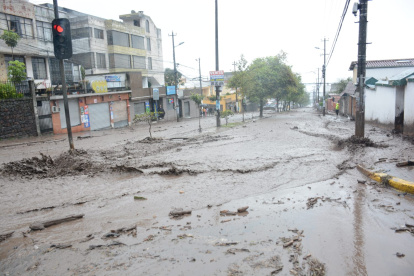 El Cuerpo de Bomberos (CBQ) reportó un posible aluvión en los sectores de La Gasca y La Comuna, al noroccidente de Quito.