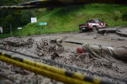 Aluvión en La Gasca deja daños en vehículos