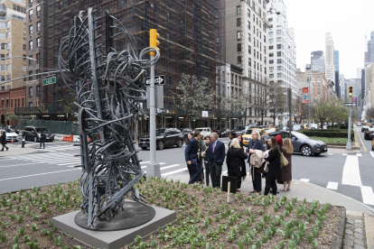 una escultura del artista Jorge Otero-Pailos durante la inauguración de la exposición "Analogue Sites", expuesta en Park Avenue de Nueva York.