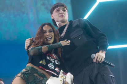 Anitta y Peso Pluma compartiendo escenario en famoso festival