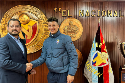 Marcos Pazos, presidente de El Nacional, junto al delantero Byron Palacios, quien seguirá con los puros criollos.