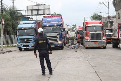 Trinitaria.- En el exterior de los puertos que están en la Isla Trinitaria se forman largas filas de trailers.
