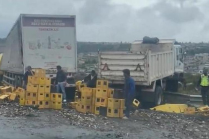 Daño. Imágenes del choque en la Simón Bolívar, ayer por la mañana.
