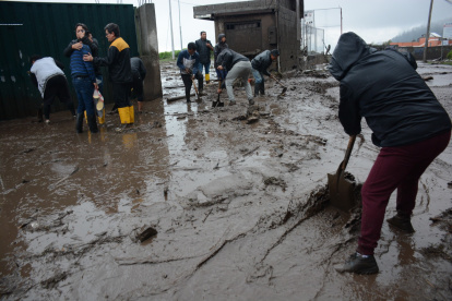 Los vecinos de La Comuna removieron el fango de las calles y casas, entre reclamos hacia las autoridades.