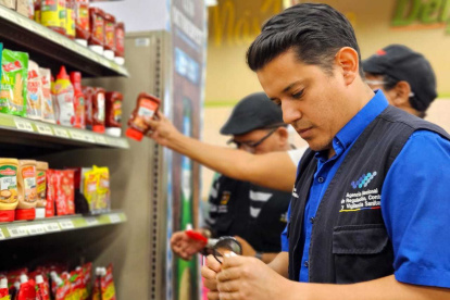 Operativo. Uno de los controles que la Arcsa ya ha realizado en Ecuador por los alimentos con plomo.