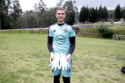 Felipe San Juan lleva su nombre en el guante derecho, y el de sus padres en el izquierdo.