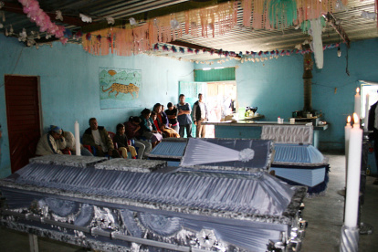 Habitantes del estado de Chiapas (México) velan a sus familiares que fallecieron en un enfrentamiento.