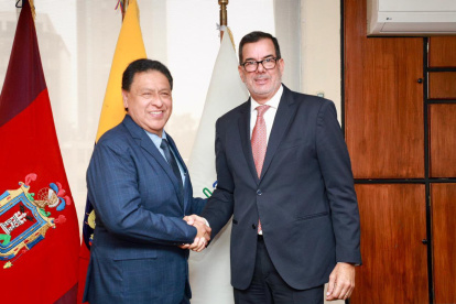 Jaime Otton Bernabé Erazo (izquierda) es el nuevo director general del Instituto Ecuatoriano de Seguridad Social (IESS). Lo saluda el presidente del Consejo Directivo, Eduardo Peña.