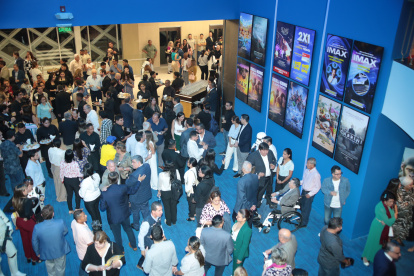 Decenas de invitados asistieron al evento de inauguración.