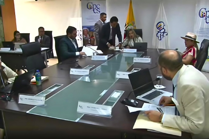 La presidenta del CPCCS, Nicole Bonifaz, suspende abruptamente la sesión del pleno.