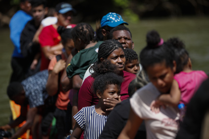 Migrantes caminan hacia la Estación de Recepción Migratoria (ERM) de Lajas Blancas