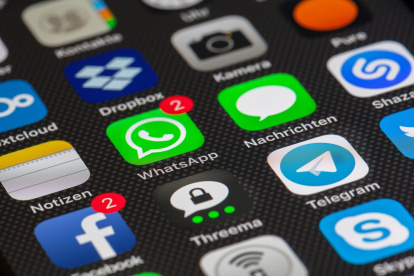 A través de redes sociales, como X, cientos de usuarios han reportado una caída en WhatsApp