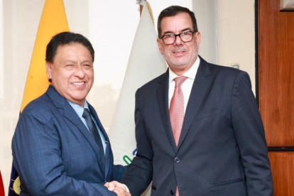 Jaime Otton Bernabé Erazo (izquierda) es el nuevo director general del Instituto Ecuatoriano de Seguridad Social (IESS). Lo saluda el presidente del Consejo Directivo, Eduardo Peña.