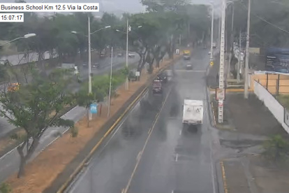 Intensa lluvia se registró en vía a la costa.