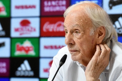 El exentrenador de la selección de Argentina, César Luis Menotti se recupera de manera satisfactoria