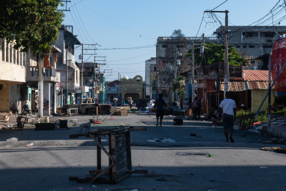 Una calle, menos concurrida de lo habitual, aledaña a Champs Mars, la principal plaza pública de la ciudad, este martes en Puerto Príncipe (Haití).