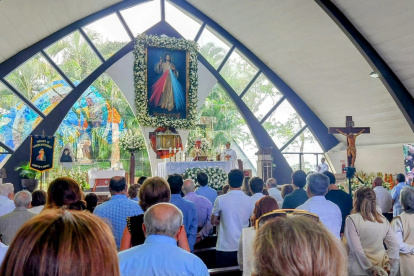Escena. Los miles de devotos culminan jornada de fe con una Eucaristía.