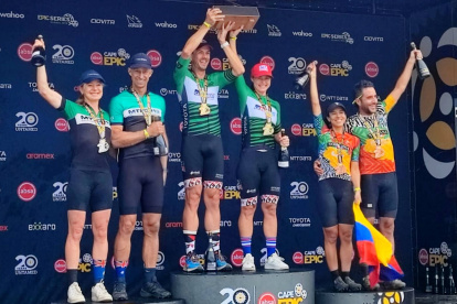Ana Isabel Idrovo y Felipe Egüez (d) con la bandera tricolor en el podio de la competencia.