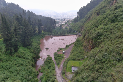 Esta es la represa Rumipamba, los vecinos sienten temor de que exista un colapso o desbordamiento del agua por las constantes lluvias y se forme un aluvión.