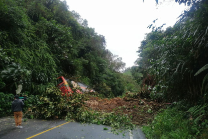 Un bus interprovincial quedó atrapado por un derrumbe, cuando viajaba por la vía Calacalí- La Independencia.