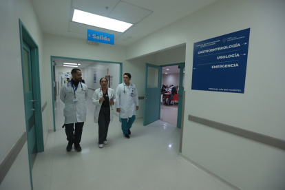 Atenciones. Profesionales médicos recorren los pasillos que conducen a los consultorios de las nuevas especialidades del Hospital Alfredo Paulson.