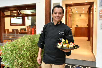 Restaurante.- El chef Noé Carmona muestra un plato de la comida japonesa y fusión que ofrece en Noe.