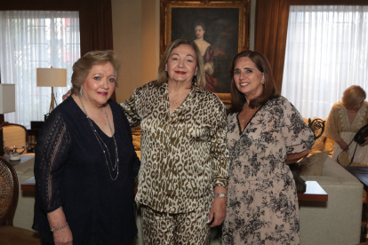 Tere Icaza Andrade, Mercy Ribas de Baquerizo y Liliana Andrade de Herrera.