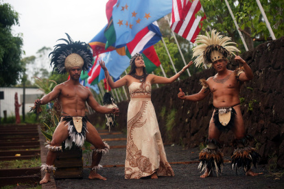 Habitantes de la Isla participan de un ritual durante la "Cumbre de Líderes del Pacífico 2024